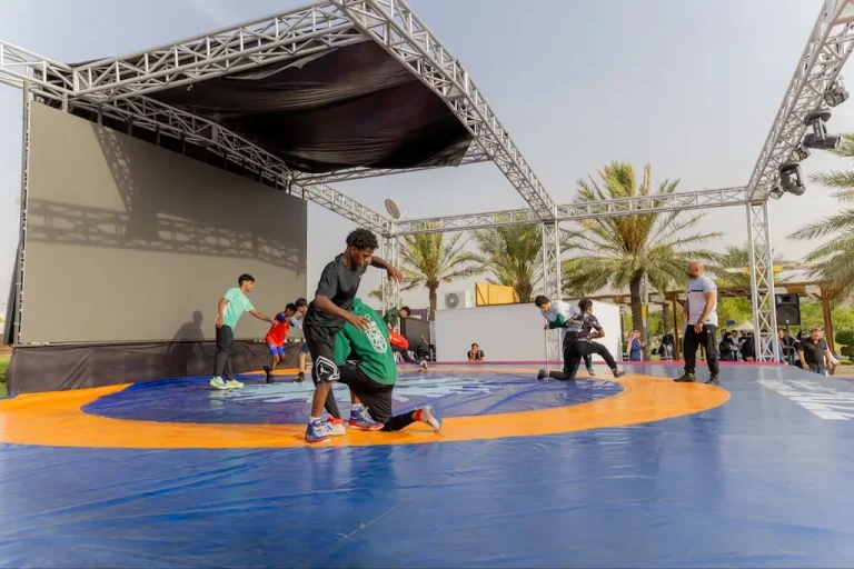 من قلب الطائف.. المصارعة تقترب من المجتمع في متنزه الردّف